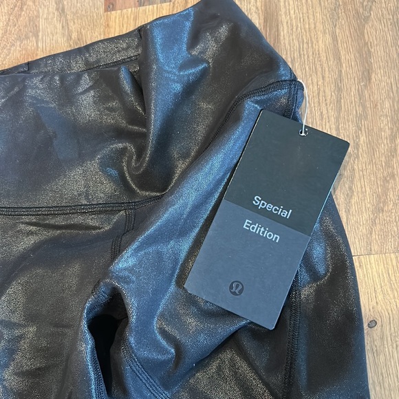 Lulu lemon SPECIAL EDITION LEGGINGS. Size 4. Brand new never worn. - Picture 2 of 3